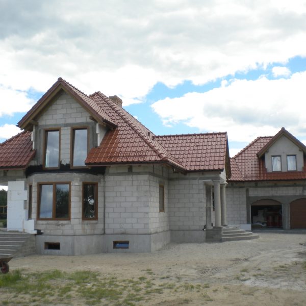 Dach pokryty dachówką Wienerberger Alegra 9 w klasycznym, czerwonym odcieniu.